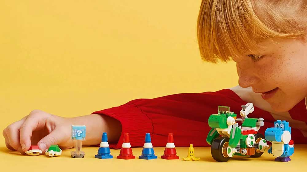 Dívka si hraje s LEGO® Super Mario™ 72031 Mario Kart™ – Yoshi Bike_04