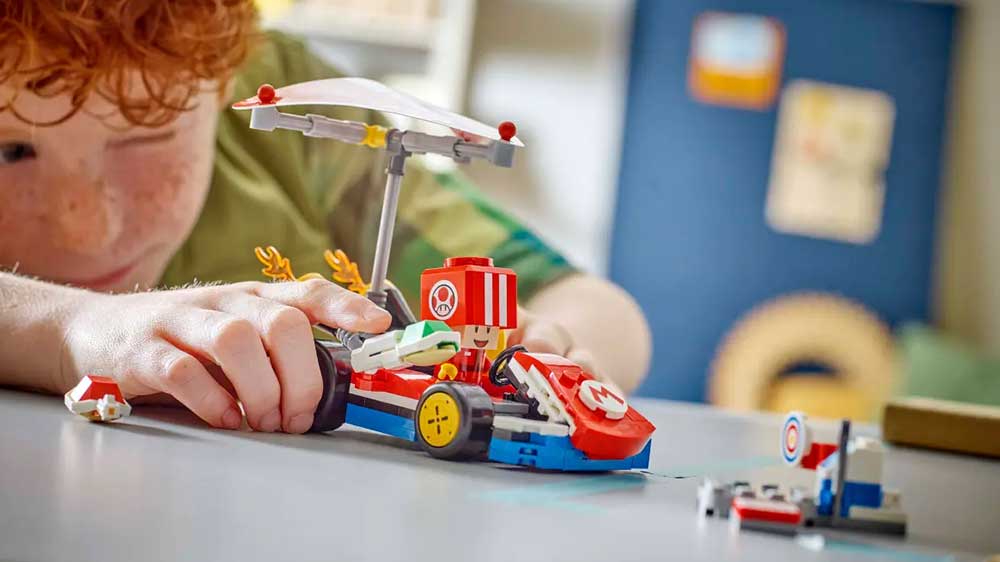 Chlapec si hraje s LEGO® Super Mario™ 72032 Mario Kart™ – Standard Kart_03