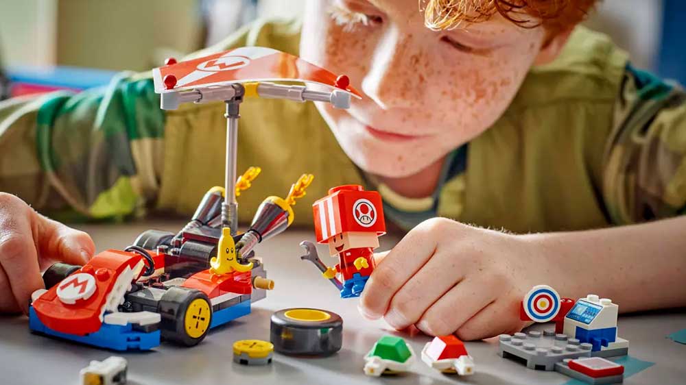 Chlapec si hraje s LEGO® Super Mario™ 72032 Mario Kart™ – Standard Kart_04