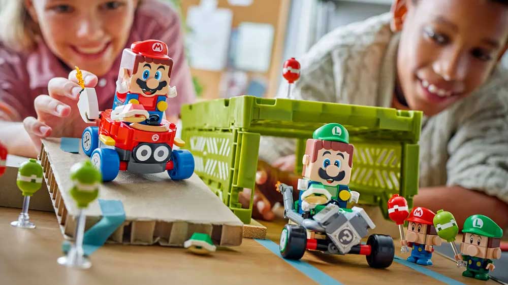 Děti si hrají s LEGO® Super Mario™ 72034 Baby Mario vs. Baby Luigi_03