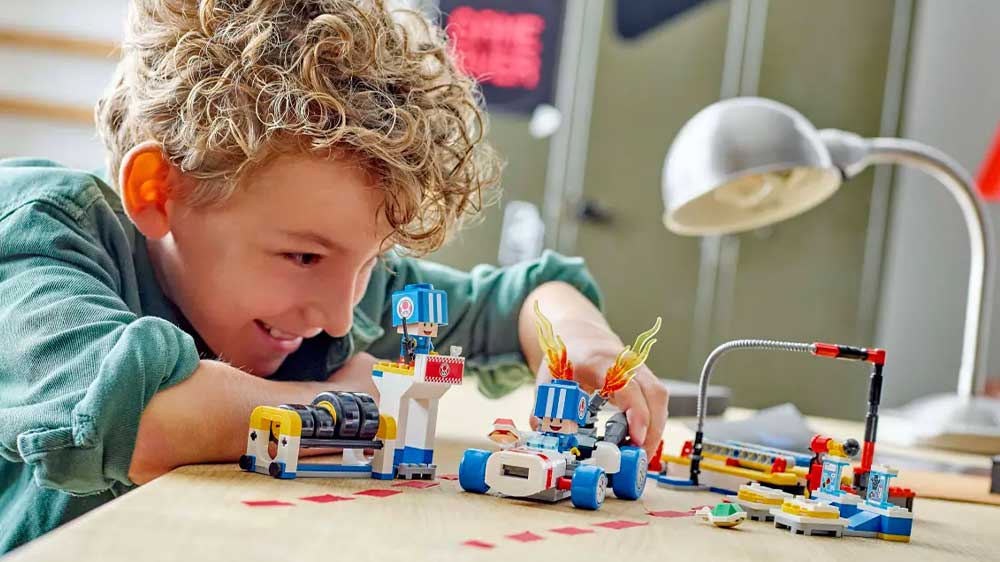 Chlapec si hraje s LEGO® Super Mario™ 72035 Toad a jeho garáž_03