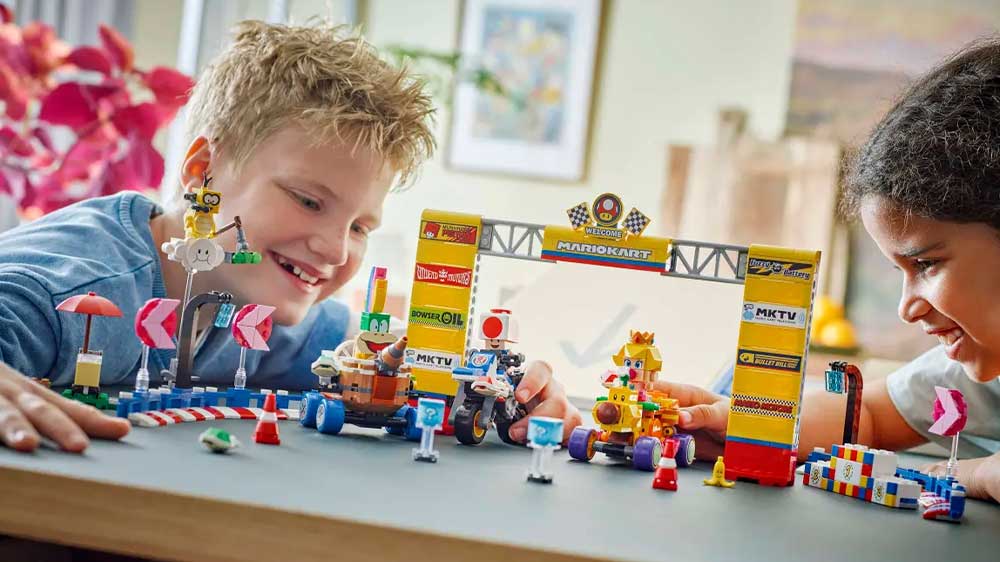 Děti si hrají s LEGO® Super Mario™ 72036 Mario Kart™: Baby Peach a sada Grand Prix_03