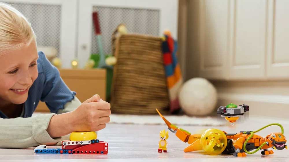 Stavebnice LEGO® Ježek™ Sonic 77003 Super Shadow vs. Biolizard hrající si dívka_03