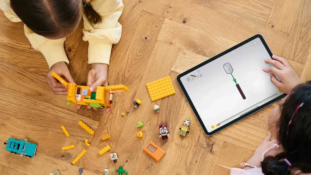 Stavebnice LEGO® Animal Crossing™ 77054 Leif, karavan a zahradnictví dívky staví Lego_02