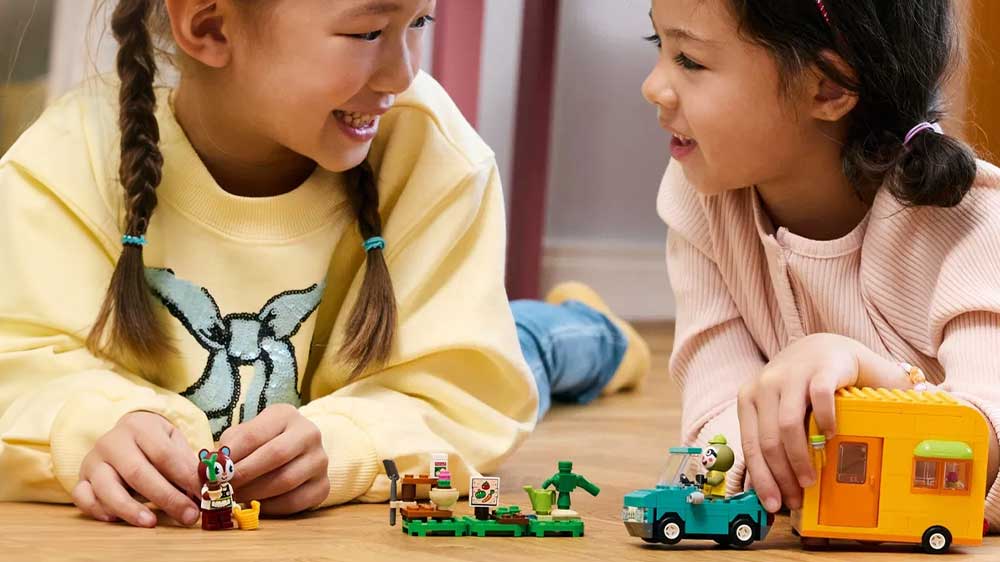 Stavebnice LEGO® Animal Crossing™ 77054 Leif, karavan a zahradnictví hrající si dívky_03