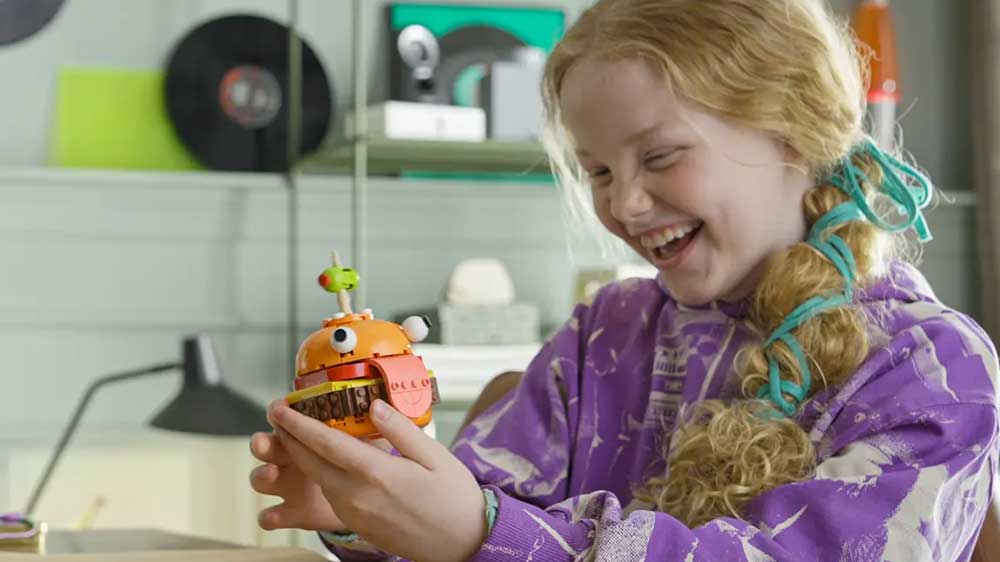 Dívka si užívá zábavu a směje se s LEGO® Fortnite® 77070 Durrr Burger_02