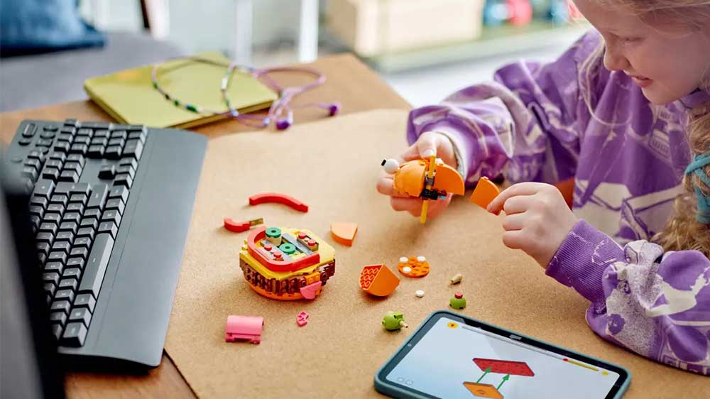 Dívka sestavuje LEGO® Fortnite® 77070 Durrr Burger s pomocí aplikace LEGO® Builder_04