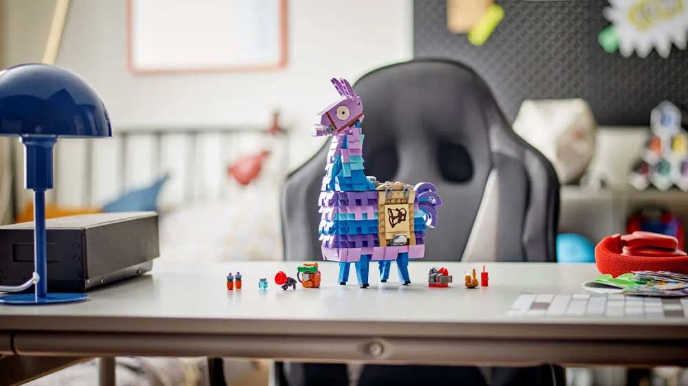 LEGO® Fortnite® 77071 Supply Llama s hravými doplňky na stole_03
