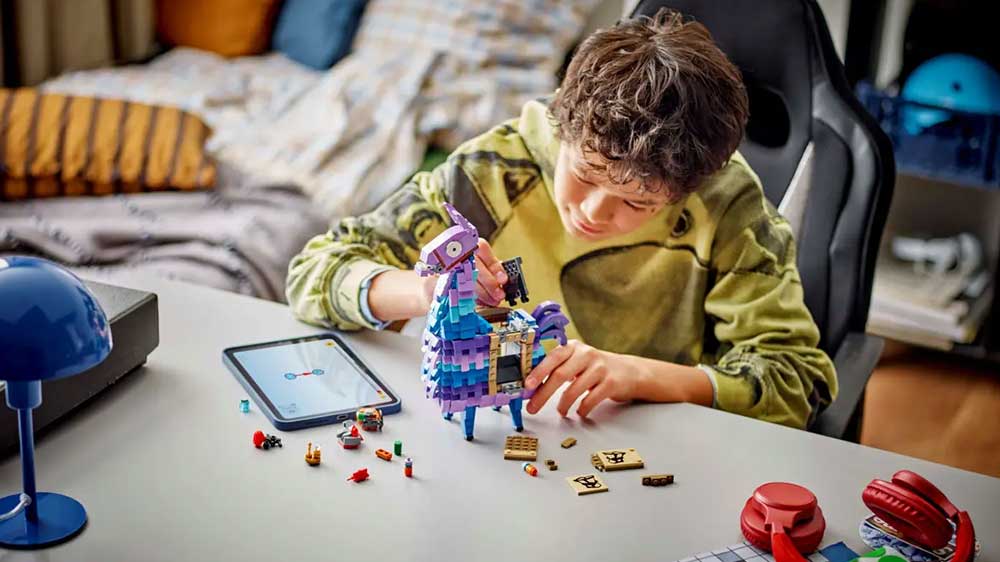 Chlapec skládá LEGO® Fortnite® 77071 Supply Llama s pomocí aplikace LEGO® Builder_04