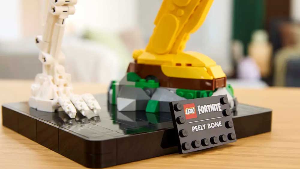Podstavec a informační cedulka sběratelské stavebnice LEGO® Fortnite® 77072 Peely Bone_02