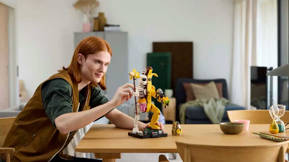 Žena si s úsměvem hraje s LEGO® Fortnite® 77072 Peely Bone_03