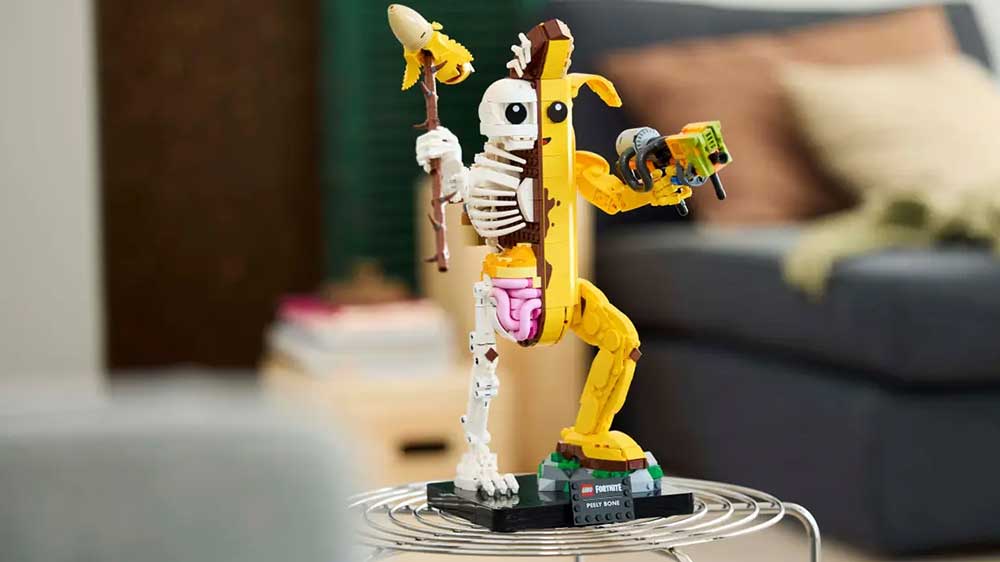 Figurka LEGO® Fortnite® 77072 Peely Bone vystavená v obývacím pokoji_04
