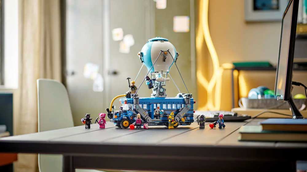 LEGO® Fortnite® 77073 Battle Bus s minifigurkami na stole_02