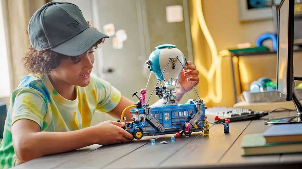 Chlapec si hraje se stavebnicí LEGO® Fortnite® 77073 Battle Bus_03