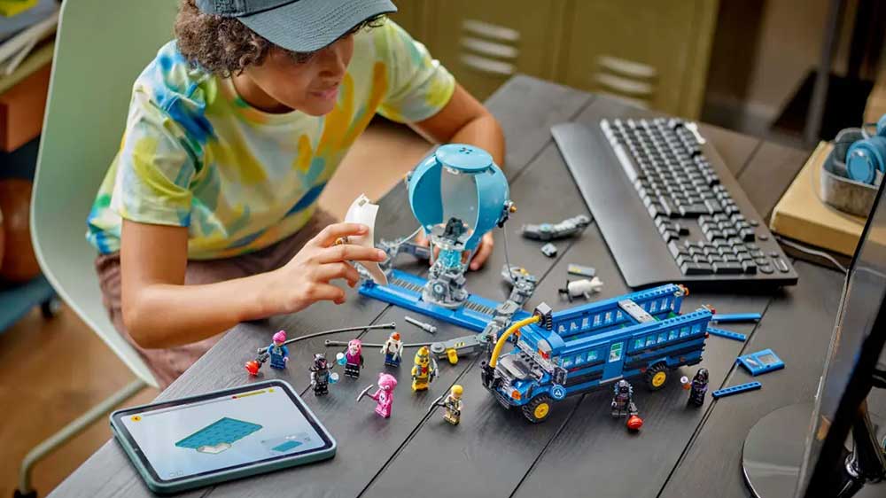 Chlapec sestavuje LEGO® Fortnite® 77073 Battle Bus s pomocí aplikace LEGO® Builder v tabletu_04