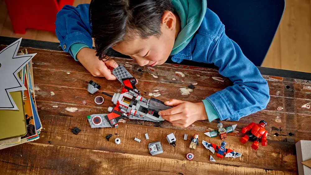 Chlapec sestavuje LEGO® Marvel 76292 Souboj: Kapitán Amerika vs. Red Hulk _04