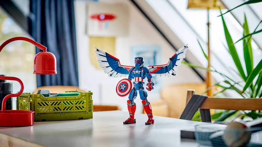 LEGO® Marvel 76296 Sestavitelná figurka: Nový Kapitán Amerika vystavený v dětském pokoji_02