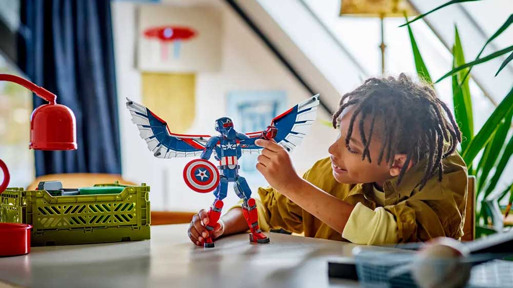 Chlapec si hraje se stavebnicí LEGO® Marvel 76296 Sestavitelná figurka: Nový Kapitán Amerika_04