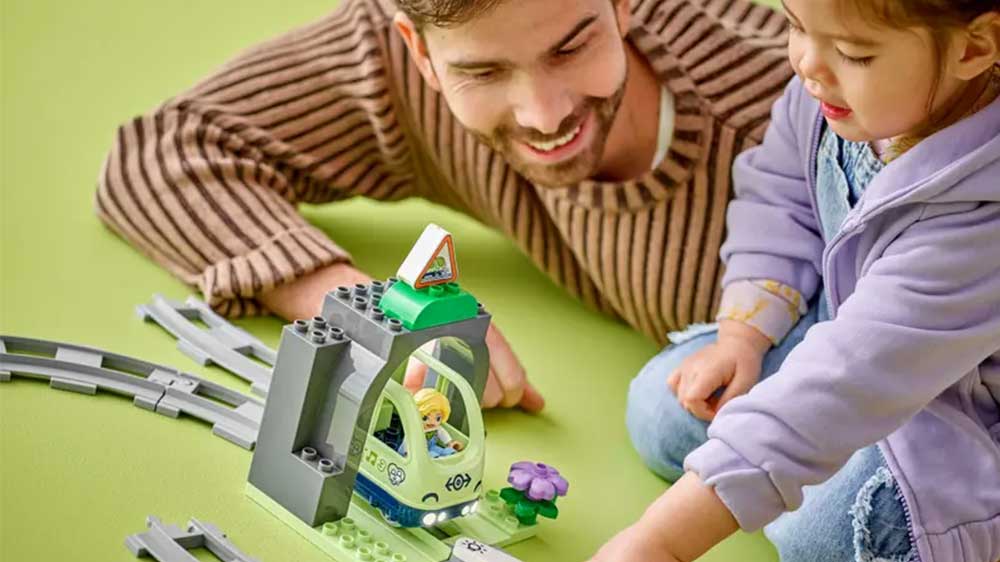 Tatínek s dcerou staví Lego® Duplo 10425 Železniční tunel a koleje – rozšiřující sada_02