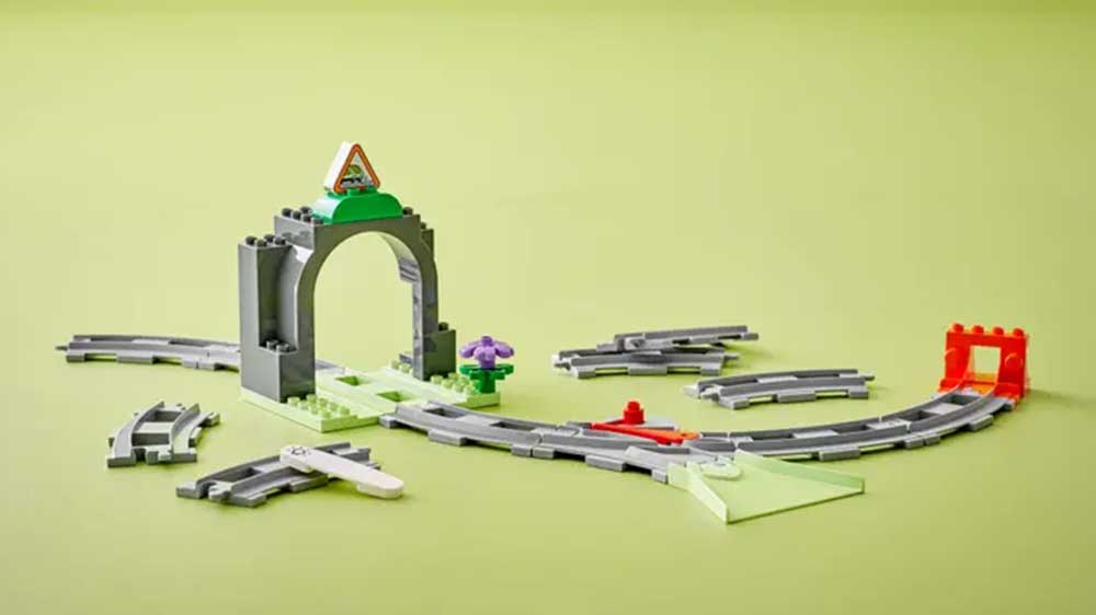 Součásti stavebnice Lego® Duplo 10425 Železniční tunel a koleje – rozšiřující sada_03