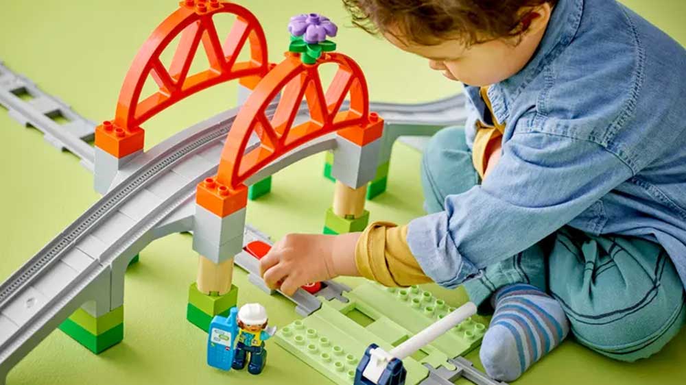 Chlapec si hraje se stavebnicí Lego® Duplo 10426 Železniční most a koleje – rozšiřující sada_02