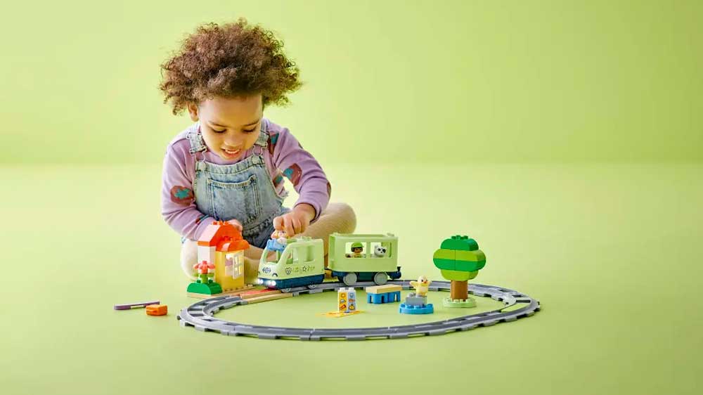 Malá holčička si hraje se stavebnicí Lego® Duplo 10427 Interaktivní dobrodružný vláček_02