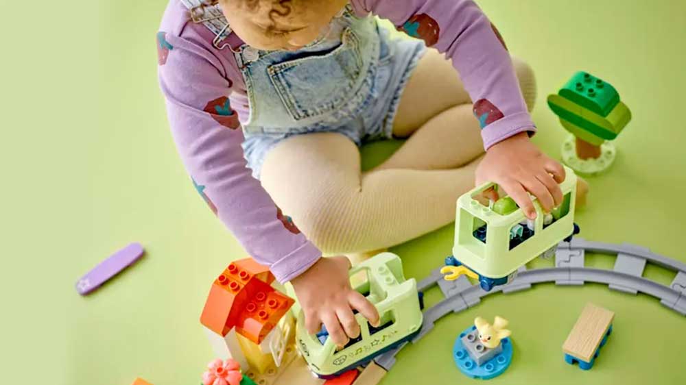 Holčička spojuje vláček a vagón stavebnice Lego® Duplo 10427 Interaktivní dobrodružný vláček_03