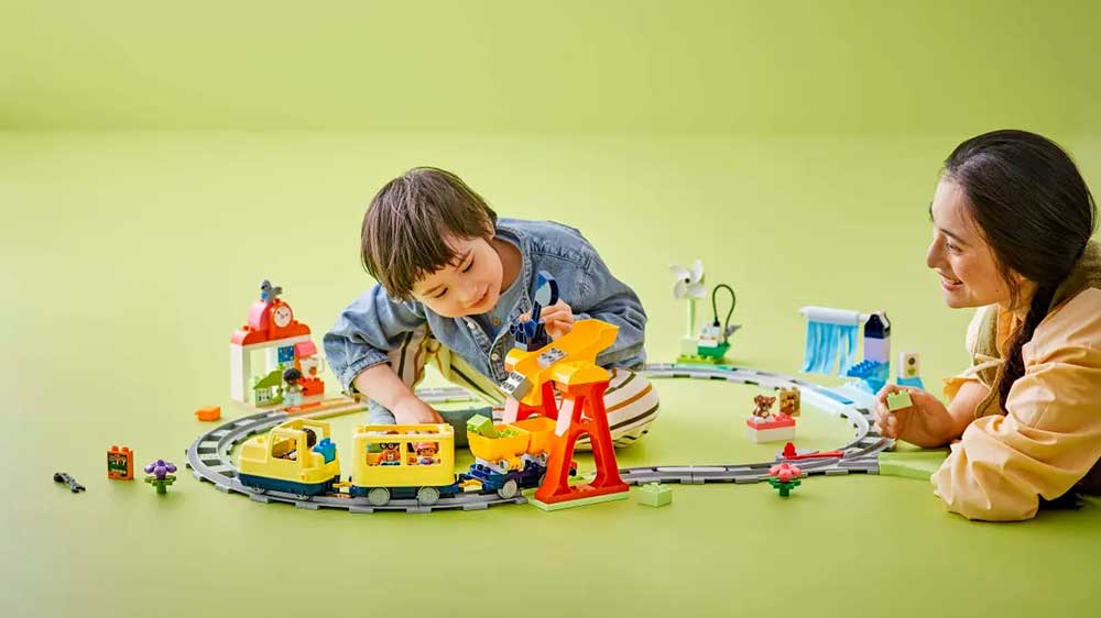 Chlapec a žena si hrají se stavebnicí Lego® Duplo 10428 Velký interaktivní komunitní vláček_02