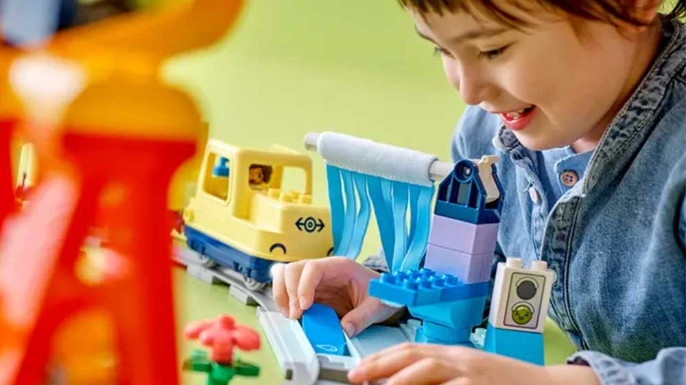 Chlapec si hraje se stavebnicí Lego® Duplo 10428 Velký interaktivní komunitní vláček_04