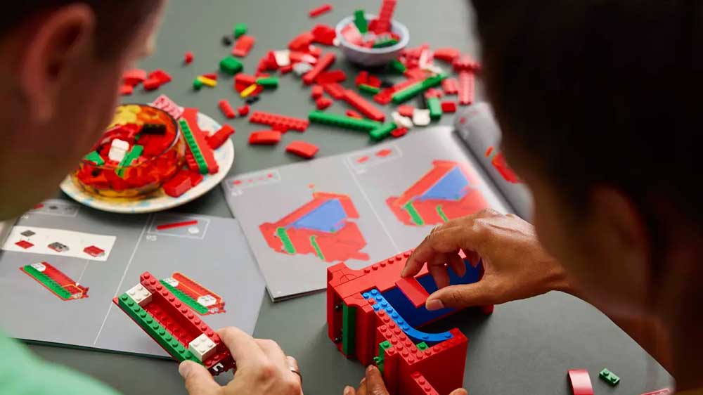 Pár staví LEGO® Art 31214 LOVE_02