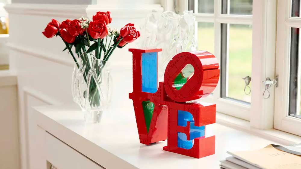 LEGO® Art 31214 LOVE na parapetu okna jako originální dekorace_03