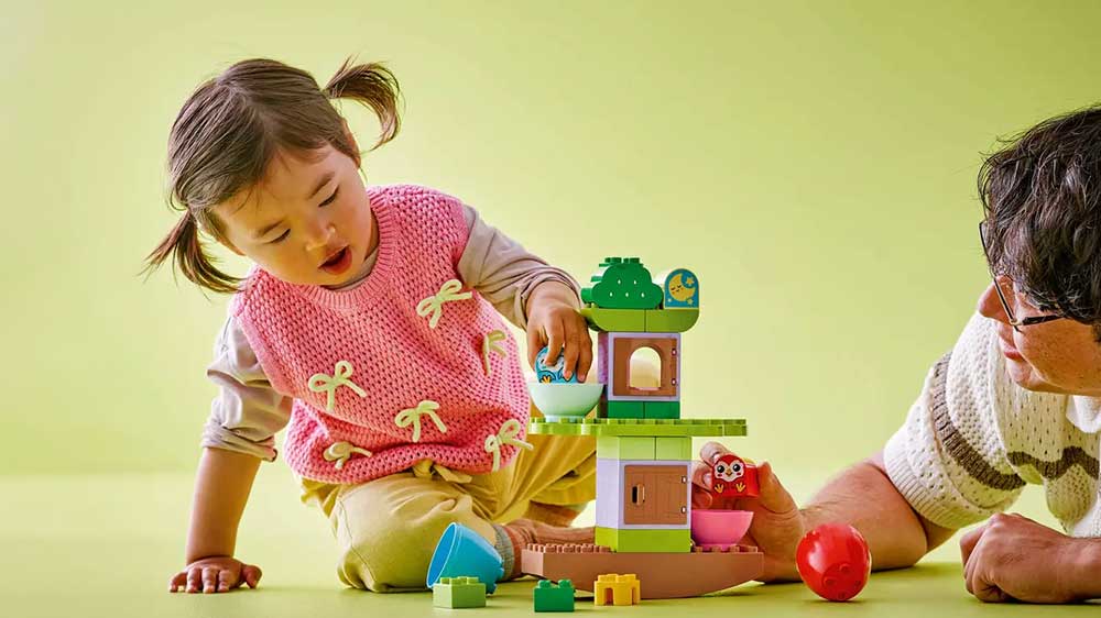 Stavebnice LEGO® DUPLO® 10440 Houpací a skládací strom tatínek staví s holčičkou_03