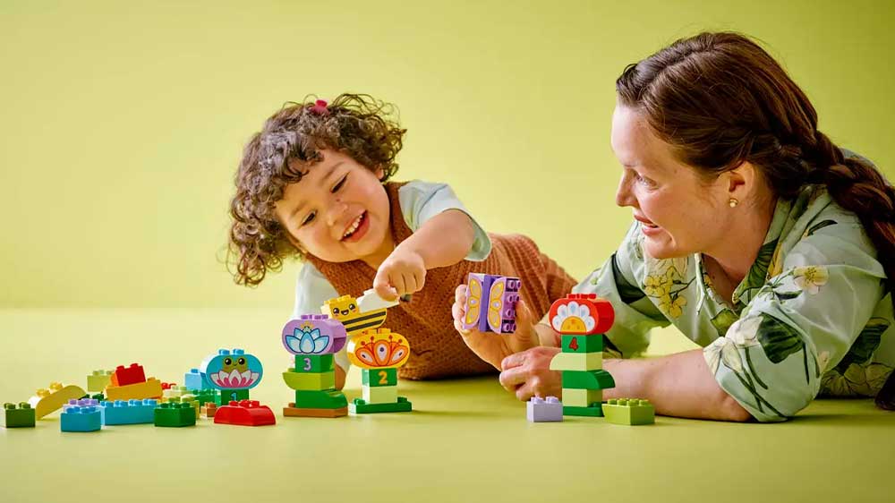 Stavebnice LEGO® DUPLO® 10444 Kreativní zahrada a květiny maminka s dcerkou u hry_03