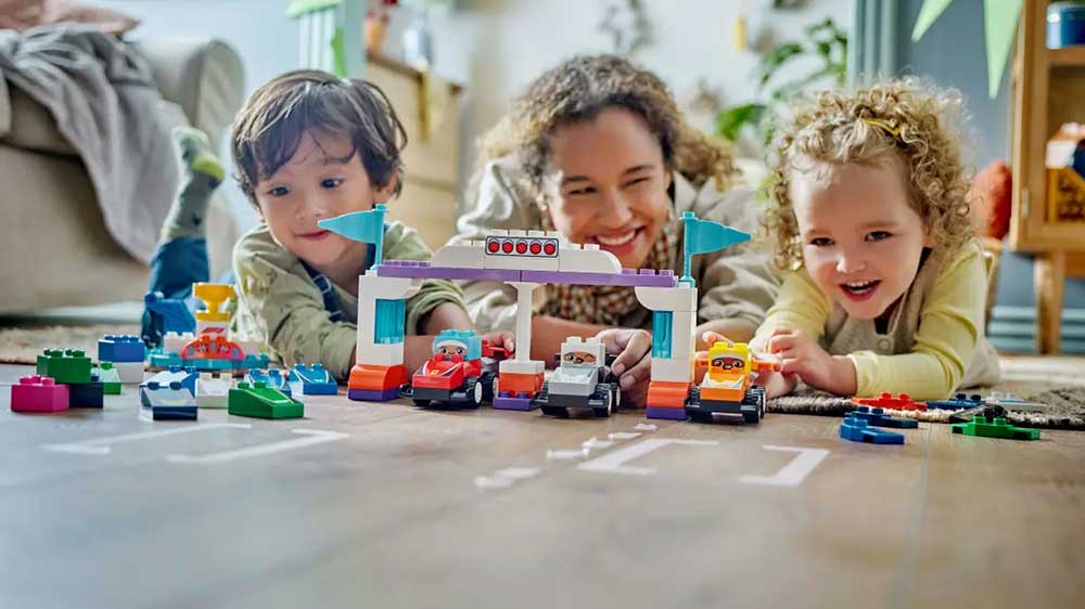 Stavebnice LEGO® DUPLO® 10445 Závodní auta a řidiči týmu F1® rodinné hraní_03