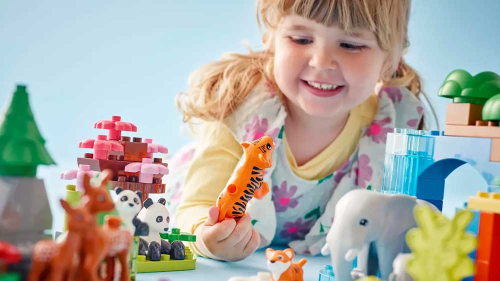 Stavebnice LEGO® DUPLO® 10446 Rodinky divokých zvířat 3 v 1 hrající si holčička_02