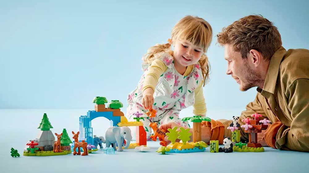 Stavebnice LEGO® DUPLO® 10446 Rodinky divokých zvířat 3 v 1 holčička a tatínek během hry_03