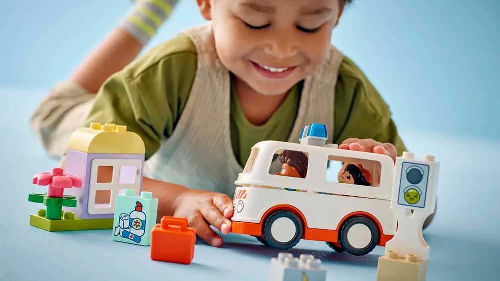 Stavebnice LEGO® DUPLO® 10447 Sanitka a řidič hrající si chlapeček_03