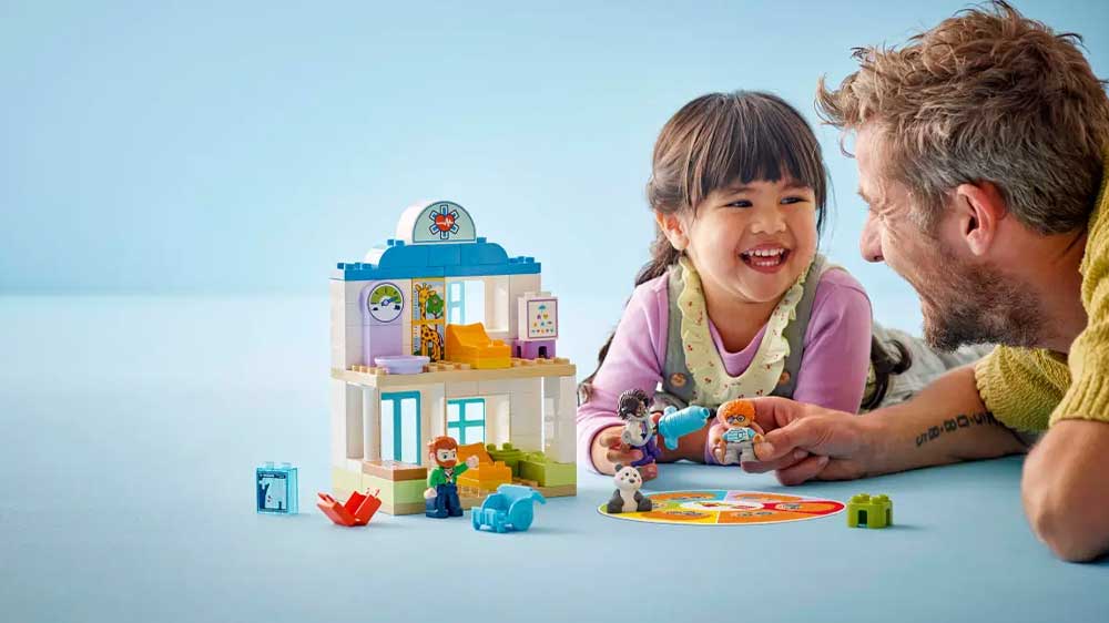 Stavebnice LEGO® DUPLO® Město 10449 První návštěva u lékaře dcerka s otcem u hry_03