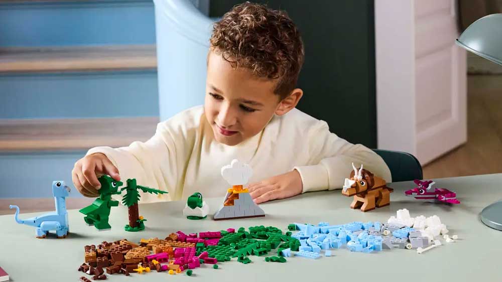 Stavebnice LEGO&reg; Classic 11041 Kreativn&iacute; dinosauři hraj&iacute;c&iacute; si chlapeček_03