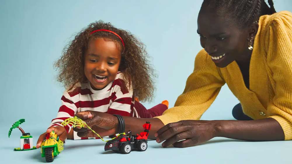 Stavebnice LEGO® Marvel Spidey a jeho úžasní přátelé 11198 Spin, Electro a honička s dinosauřím vozidlem maminka s dcerkou u hry_03