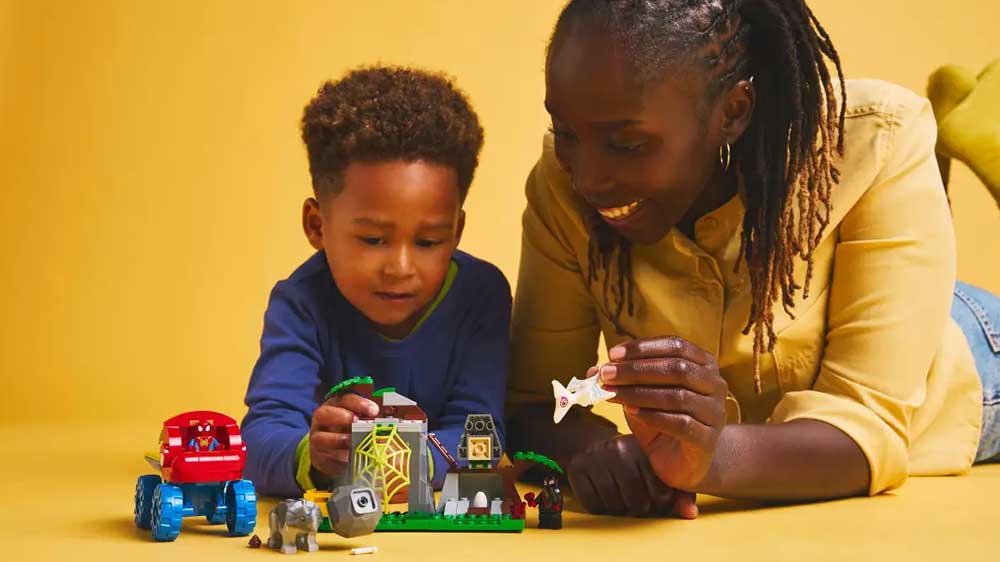 Stavebnice LEGO® Marvel Spidey a jeho úžasní přátelé 11199 Spideyho tým a záchrana dinosaurů s truckem chlapeček s maminkou u hry_03