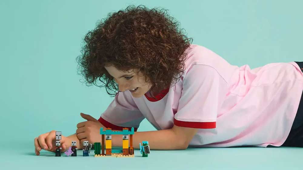 Dívka si hraje se Stavebnicí LEGO® Minecraft® 21267 Pouštní hlídka zákeřníků_02