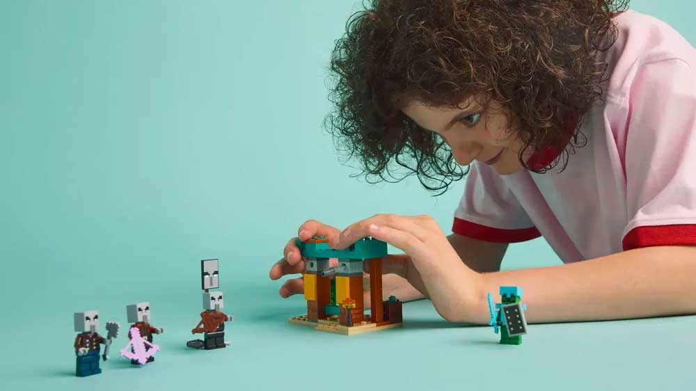 Dívka si hraje se Stavebnicí LEGO® Minecraft® 21267 Pouštní hlídka zákeřníků_04