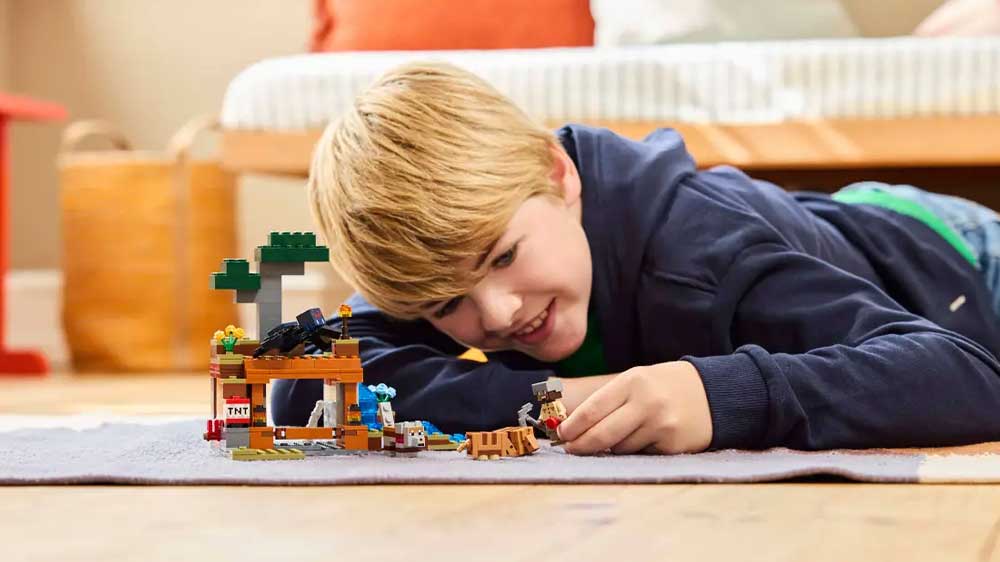 Chlapec si hraje se Stavebnicí LEGO® Minecraft® 21269 Výprava do dolu a pásovec_02