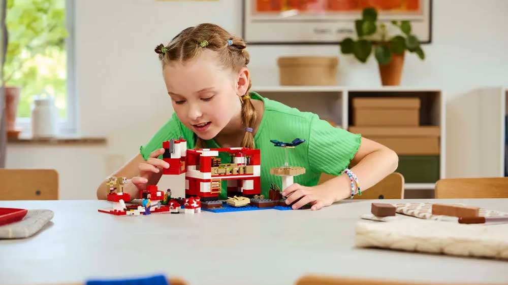 Dívka si hraje se Stavebnicí LEGO® Minecraft® 21270 Krávomůrčí domek_02