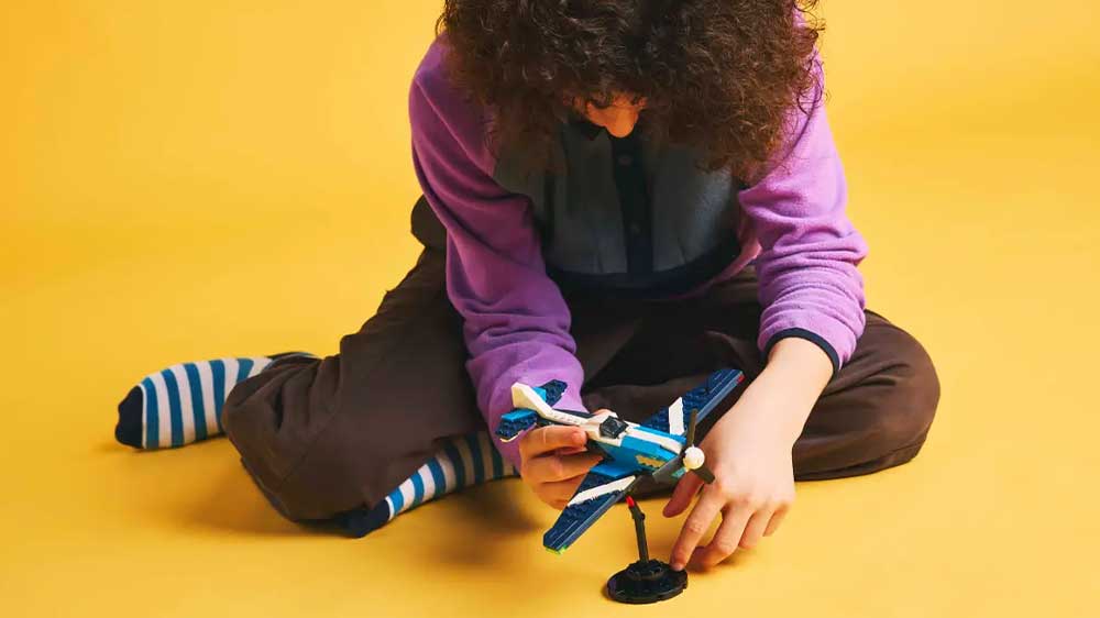 Dívka se Stavebnicí LEGO® Creator 3 v 1 31160 Závodní letadlo _02