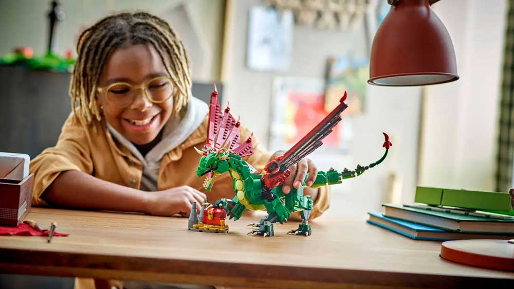 Dítě hrající si se Stavebnicí LEGO® Creator 3 v 1 31161 Středověký drak_02