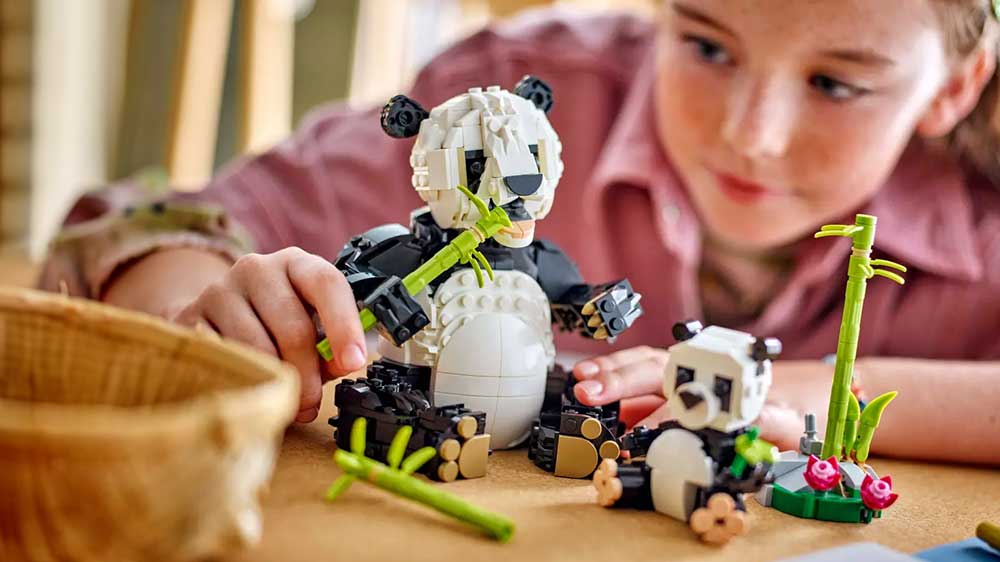 Holčička si hraje se stavebnicí LEGO® Creator 3 v 1 31165 Divoká zvířata: Pandí rodinka_02