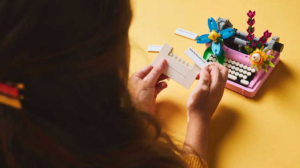 Dívka se stavebnicí LEGO® Creator 3 v 1 31169 Psací stroj s květinami_02
