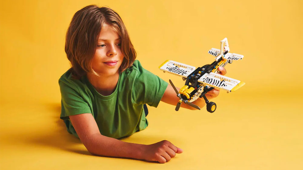 Chlapec si hraje s LEGO&reg; Technic 42198 Letadlo do vzd&aacute;len&yacute;ch oblast&iacute;_03